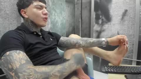Snapshot of gury_tattoo chatting on May 21, 2026, 7:32 pm Gury online show from May 21, 2026, 7:32 pm