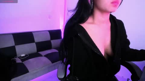 gwenhazel online show from October 6, 2025, 11:18 am