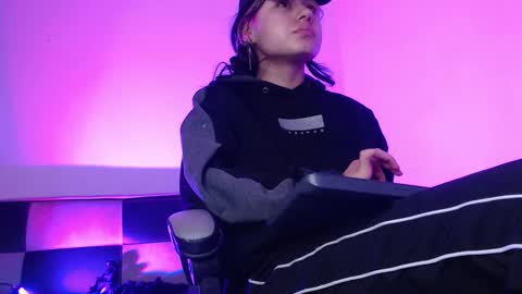 gwenhazel online show from November 20, 2025, 11:21 am