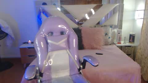 gyal_8_ online show from November 6, 2025, 4:02 am