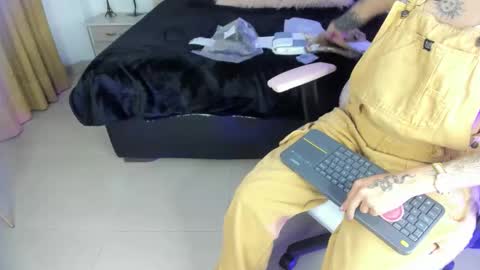 gyal_8_ online show from November 29, 2025, 3:20 am