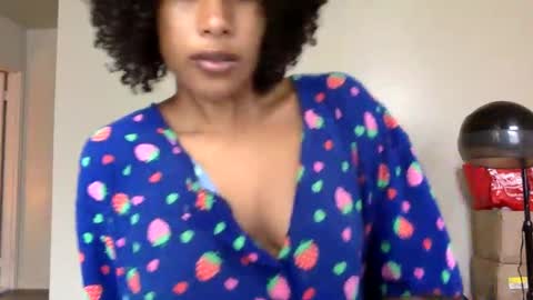 gyalxoxo online show from October 13, 2025, 6:08 pm