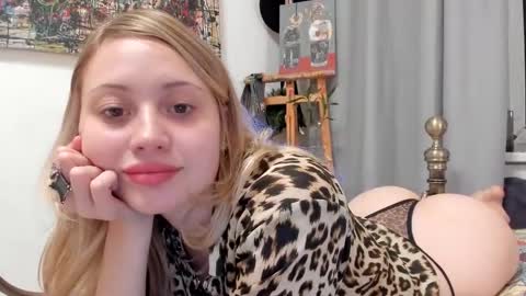 Snapshot of h0ney__bunny chatting on October 23, 2025, 6:50 pm h0ney__bunny online show from October 23, 2025, 6:50 pm