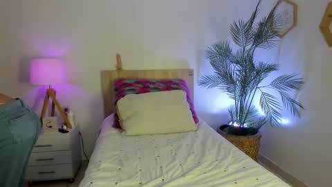 Hadid online show from April 8, 2026, 9:04 pm