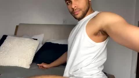 Independent       model  online show from March 10, 2025, 11:16 pm