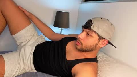 Independent       model  online show from October 28, 2025, 11:51 pm