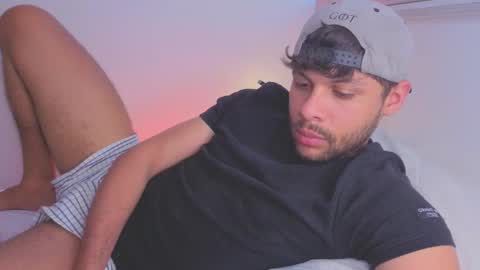 Independent       model  online show from December 21, 2025, 7:54 pm