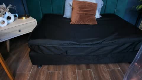 Halley Lorens online show from December 14, 2025, 12:54 pm