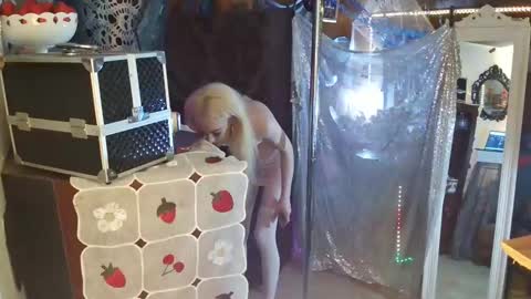 halovalentine online show from January 2, 2025, 10:44 pm