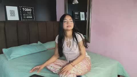 Hamvanessa  online show from March 9, 2026, 12:20 pm