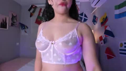 Hanna Lineros  online show from June 25, 2026, 1:04 pm