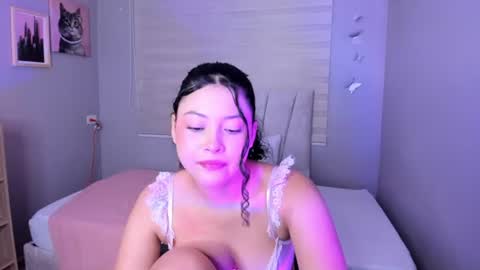 Hanna Lineros  online show from July 28, 2026, 3:21 pm