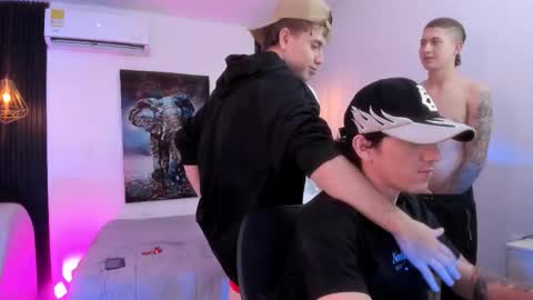 leonardfarrucknick and otis online show from November 20, 2025, 2:23 am