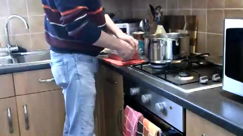 Snapshot of handz2 chatting on February 23, 2026, 2:58 pm handz2 online show from February 23, 2026, 2:58 pm