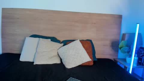     online show from December 4, 2025, 5:21 pm