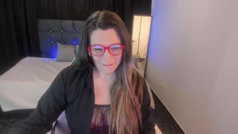 hanna_ma online show from October 3, 2025, 1:41 pm