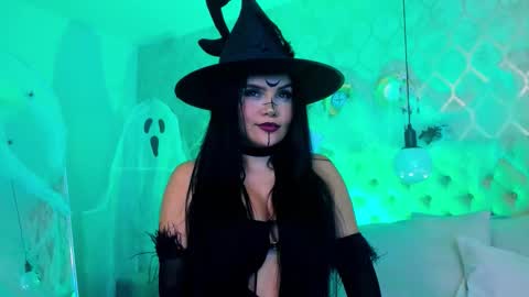 Hanna Brunn  online show from October 31, 2025, 2:01 am