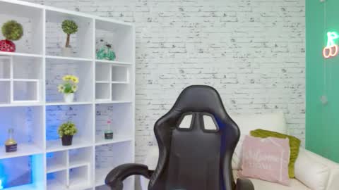 Hannah  online show from November 25, 2025, 11:21 am