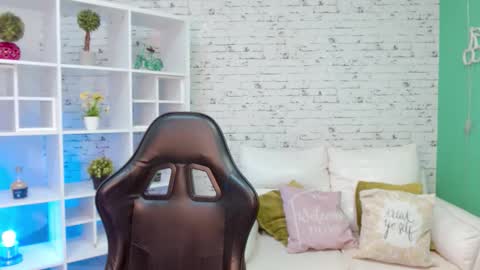 Hannah  online show from December 5, 2025, 11:19 am