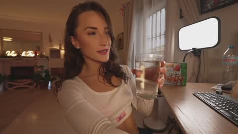 Snapshot of hannahjames710 chatting on December 19, 2025, 3:30 pm Hannah James online show from December 19, 2025, 3:30 pm