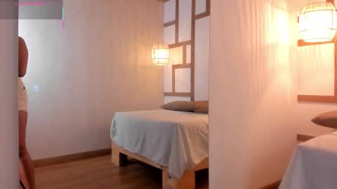 hannahmonttgomery  Help me reach 100 Hands up online show from September 25, 2025, 4:32 pm