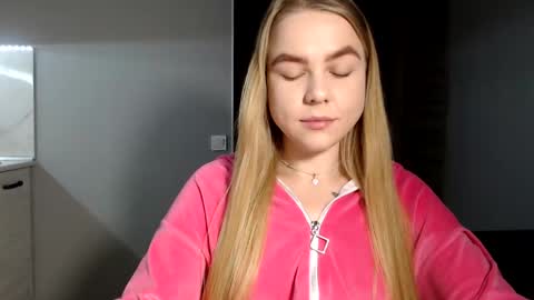 happy_fox_ online show from February 13, 2025, 8:55 pm