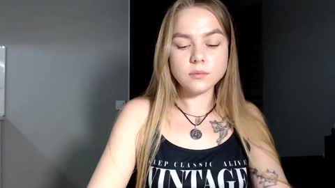 happy_fox_ online show from April 14, 2026, 6:47 pm