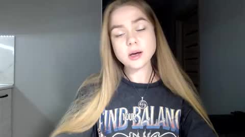 happy_fox_ online show from April 15, 2026, 10:10 pm