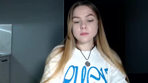 happy_fox_ online show from April 19, 2026, 8:00 pm