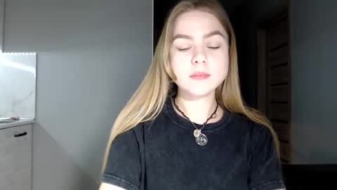 happy_fox_ online show from April 22, 2026, 7:59 pm