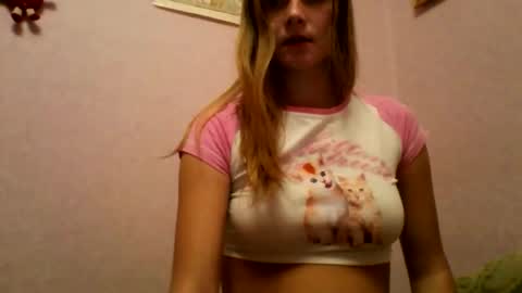 happyemily  online show from November 25, 2025, 9:59 pm