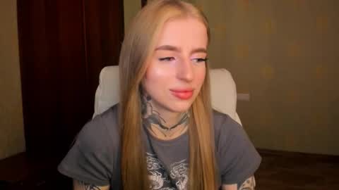 Julia online show from September 19, 2025, 5:31 am