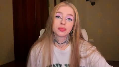 Julia online show from September 25, 2025, 5:44 am