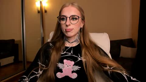 Julia online show from April 21, 2026, 5:14 am