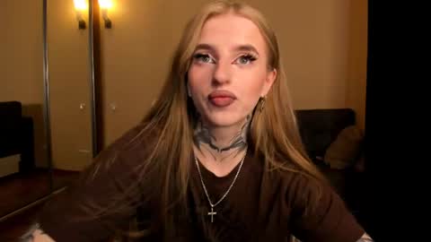 Julia online show from June 17, 2026, 5:43 am