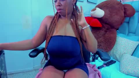hazel_lanee online show from November 12, 2025, 5:19 am