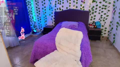 HAZEL LYNN ROSS online show from December 7, 2024, 2:57 pm