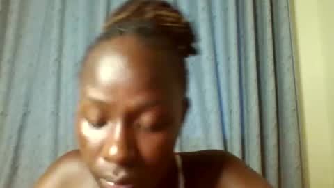 hazel_tess online show from November 21, 2025, 12:37 pm