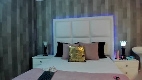 HazelMoret online show from December 22, 2024, 11:44 am