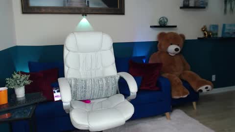 hebelongs2her online show from October 20, 2025, 7:25 pm