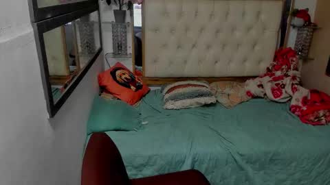 heiker_ online show from December 2, 2025, 3:12 am