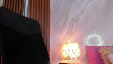 Helena Santos  online show from April 18, 2026, 11:58 am