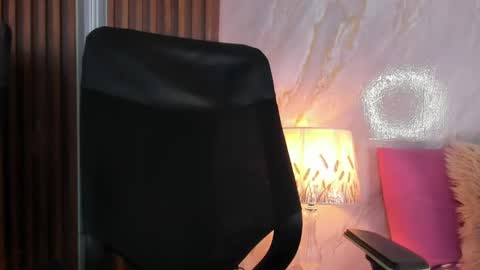 Helena Santos  online show from April 21, 2026, 4:56 pm