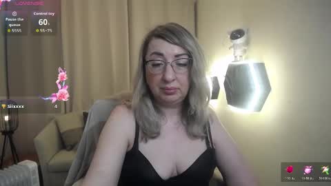 helenenigma online show from April 22, 2026, 6:42 pm