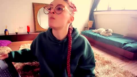 Heliconia online show from December 13, 2025, 7:53 pm