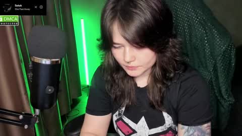 Red online show from May 4, 2026, 7:10 pm