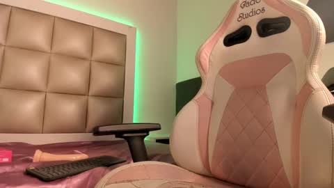 hellen__smith_ online show from September 10, 2025, 2:11 am