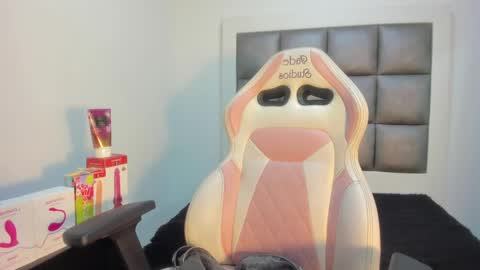 hellen__smith_ online show from September 19, 2025, 4:40 pm