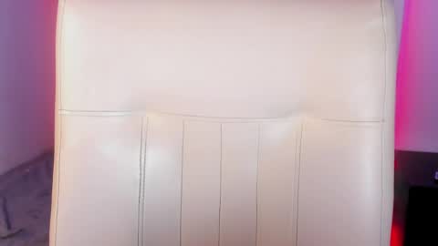 hellen__smith_ online show from April 18, 2026, 2:37 am