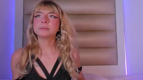 hellen__smith_ online show from April 22, 2026, 8:54 pm